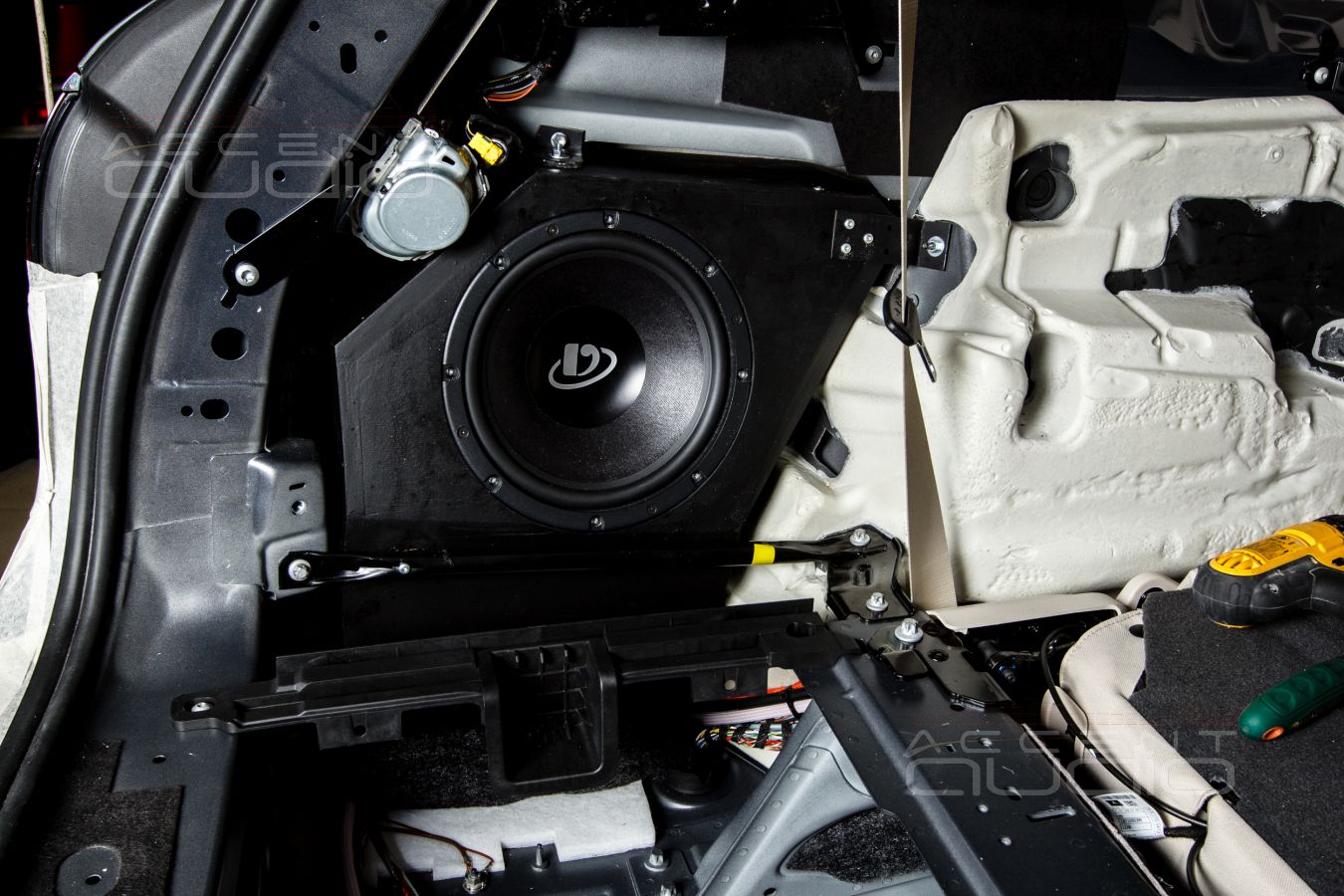 Немецкий сабвуфер Dego в штатном исполнении для Mercedes-Benz GLS 2020