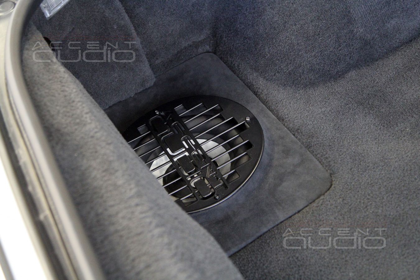 Встроенный сабвуфер-стелс CDTAudio QES-820.