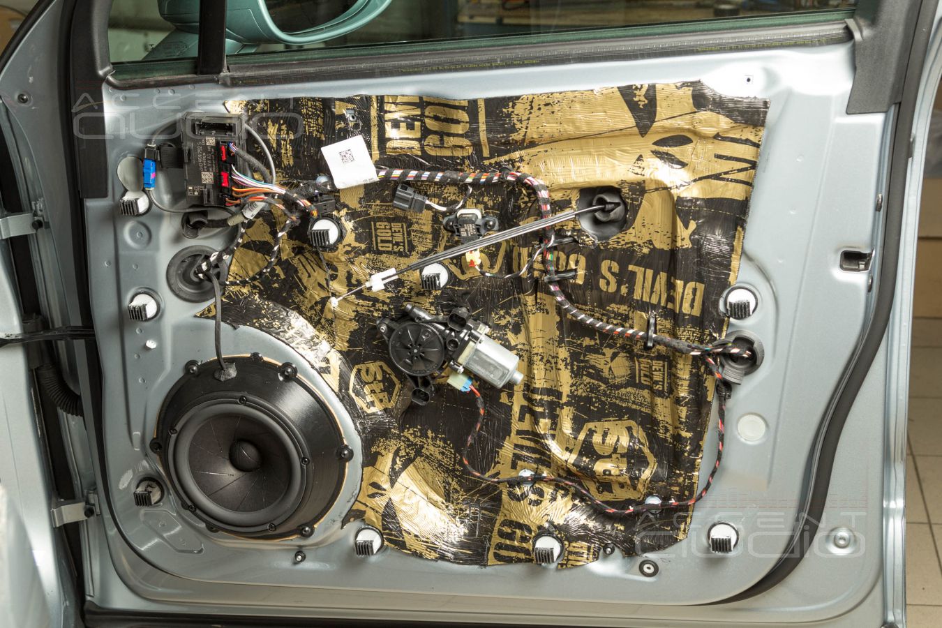 Монтаж знаменитых ScanSpeak Revelator 18W  в  Porsche Macan