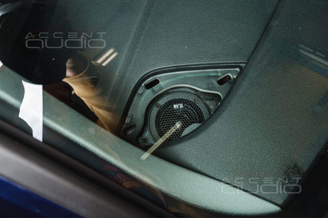 Установка новых широкополосных излучателей BLAM в Audi Q5 штатно