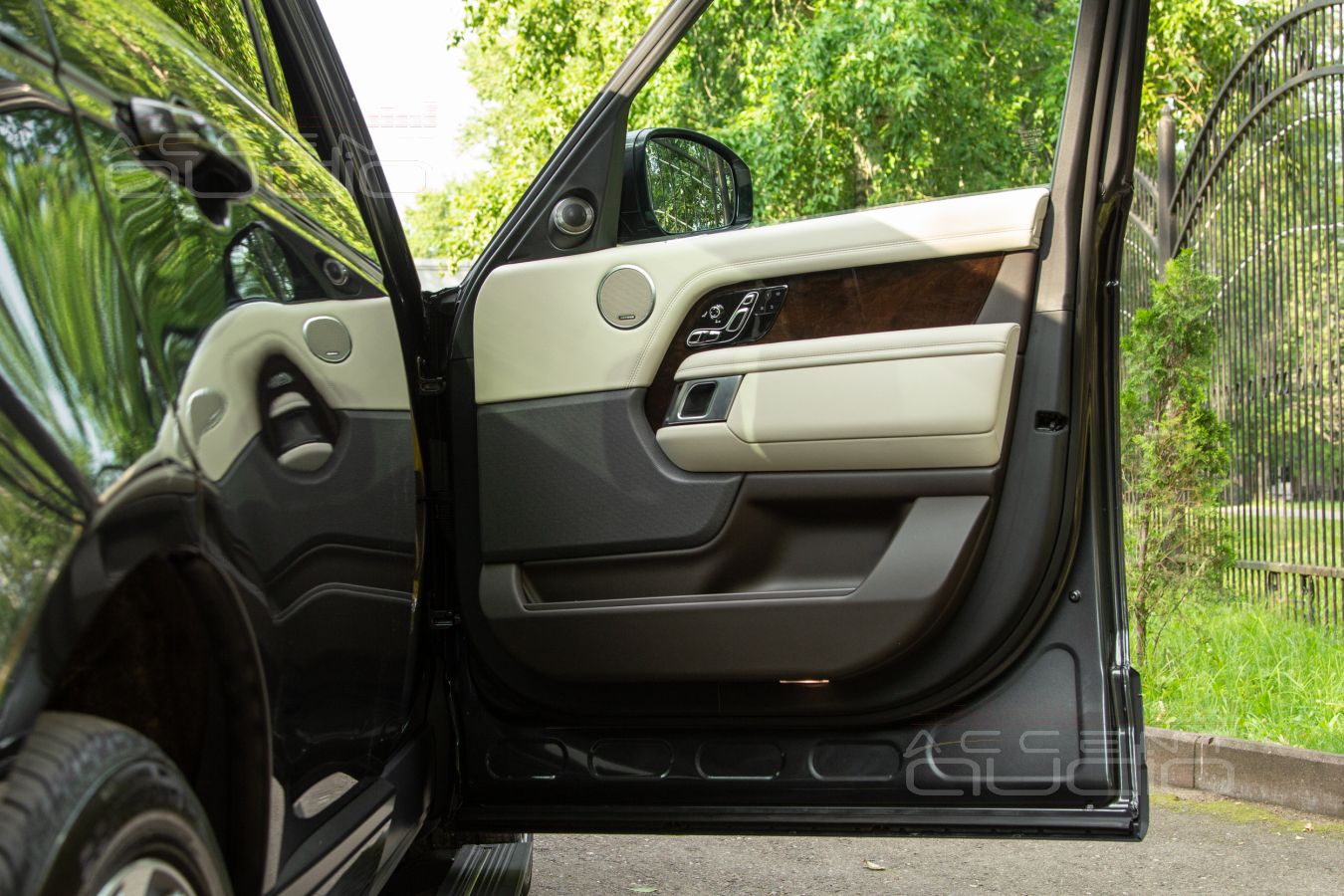 Среднечастотные излучатели Brax ML3 штатно в передних и в задних дверях Range Rover