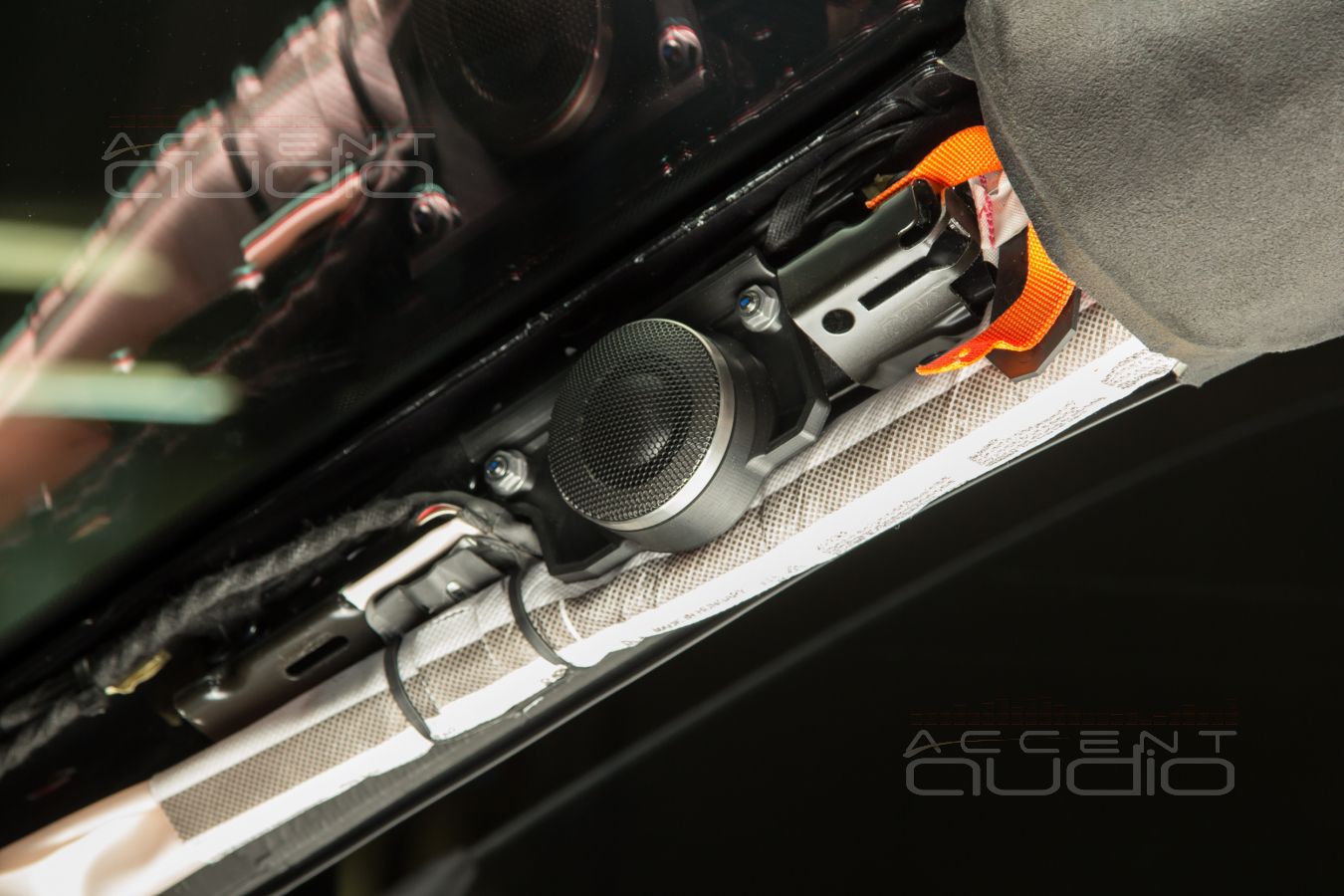 Сложный ШТАТНЫЙ монтаж ВЧ излучателей Brax ML1 в Porsche Taycan