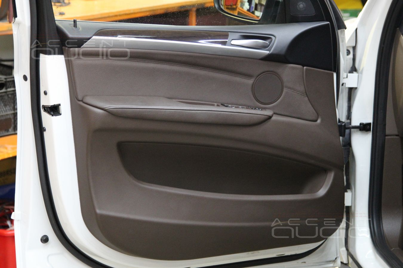 Установка мидбасов Morel в двери BMW X5