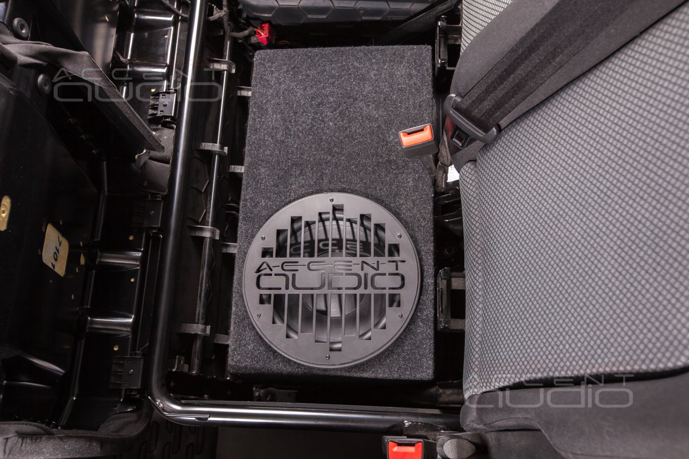 Сабвуфер под сидением – это круто ?