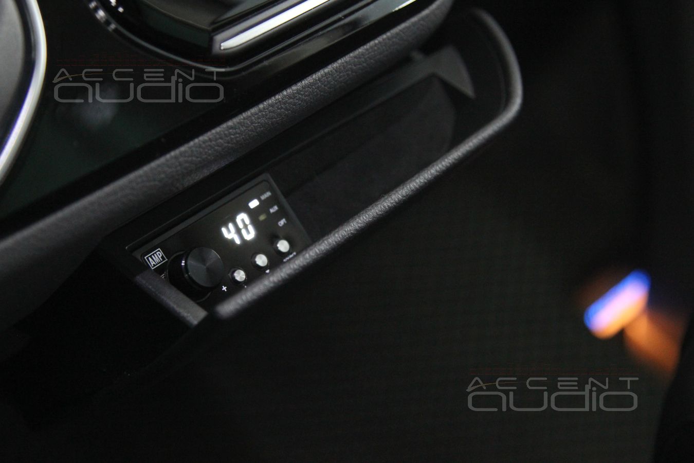 Крепление управляющей панели усилителя 