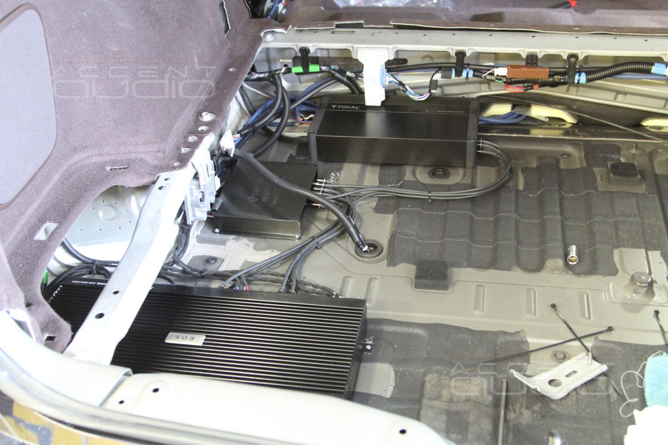 Скрытая установка усилителей и аудиопроцессора в кузове Lexus RX350.