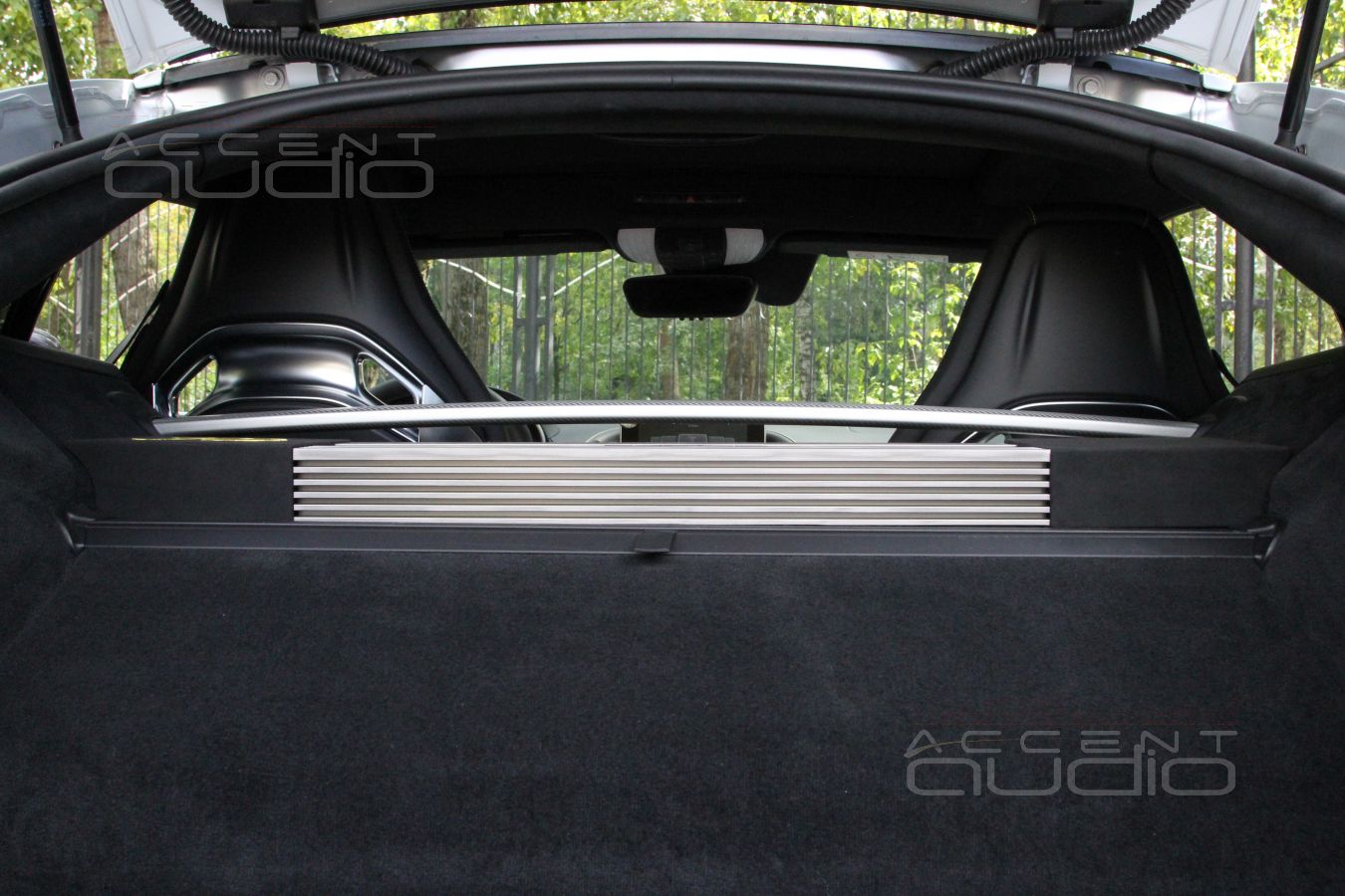 НЕ скрытая установка шестиканального усилителя Zapco в Mercedes-Benz GT