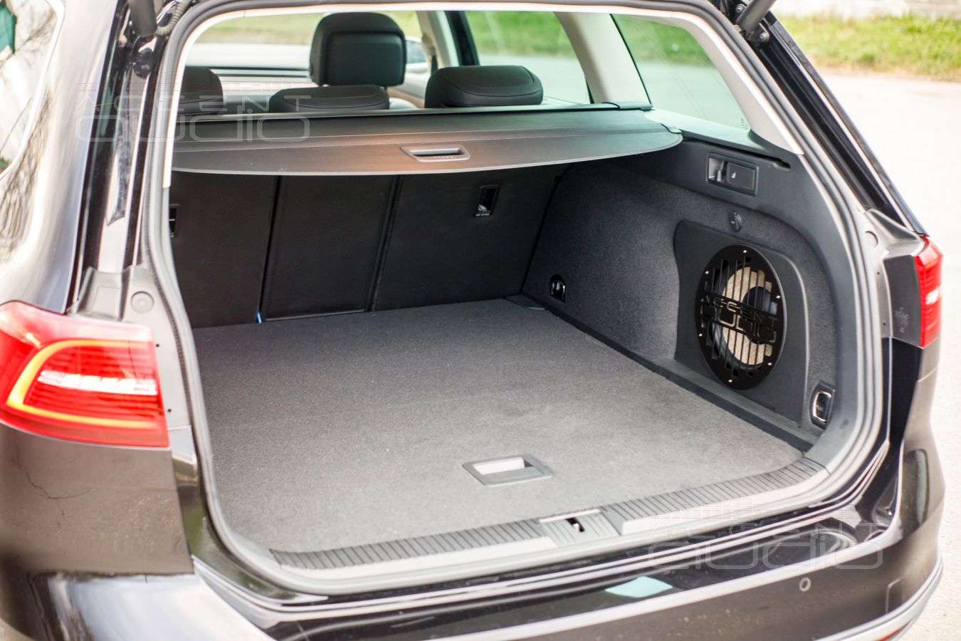 Фирменный сабвуфер-стелс – специально для Volkswagen Passat AllTrack