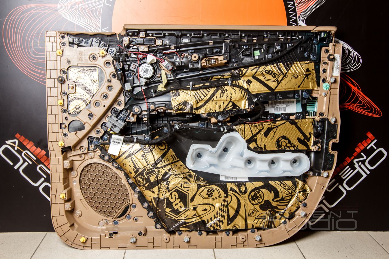 Аудиоподготовка дверей и установка мидбасов ScanSpeak в Cadillac Escalade