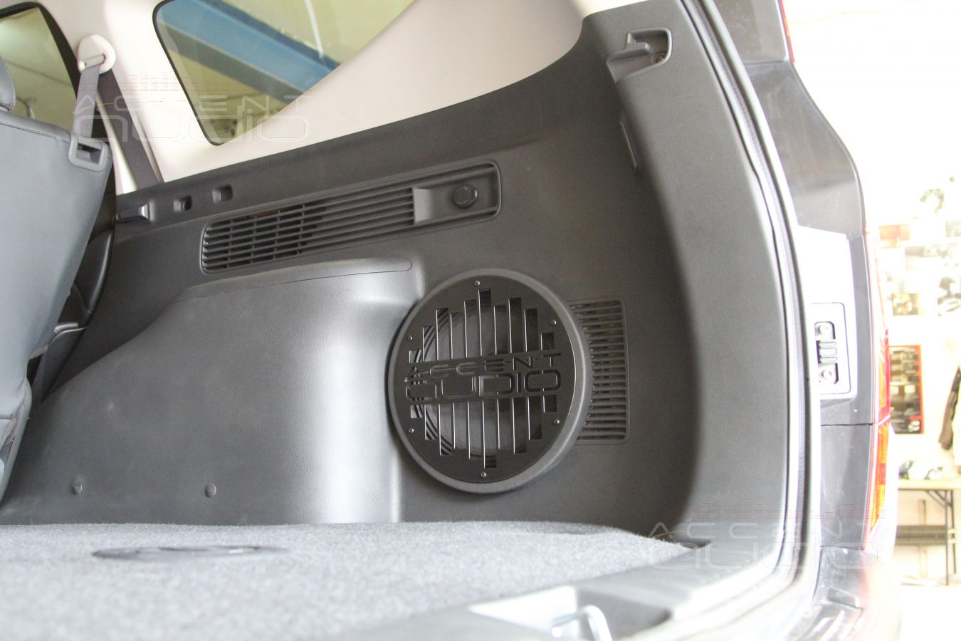 Встроенный сабвуфер-стелс Audison Voce AV10 в Pagero Sport