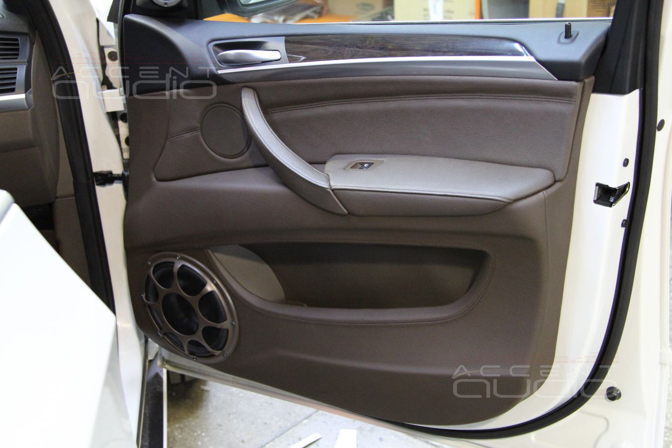 Установка мидбасов Morel в двери BMW X5