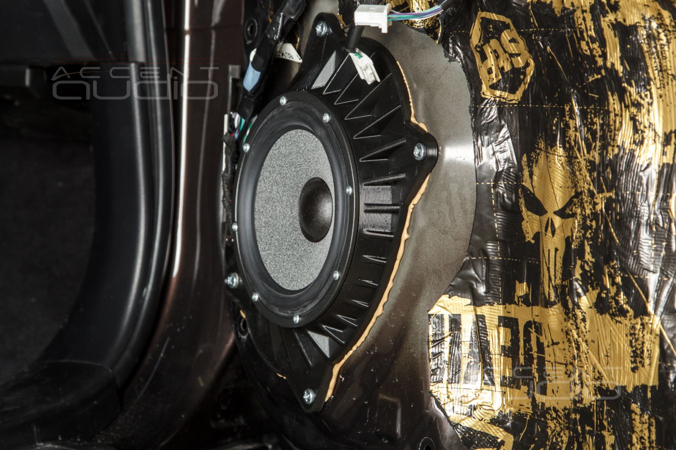 Комплект из двух подиумов для установки 165 мм мидбасовых излучателей в Lexus GX460 2019-2023.