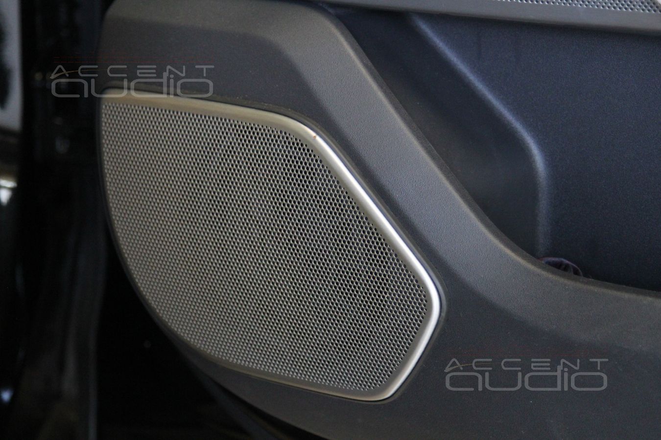 Разбираемся с заводскими системами в разных комплектациях Range Rover Velar