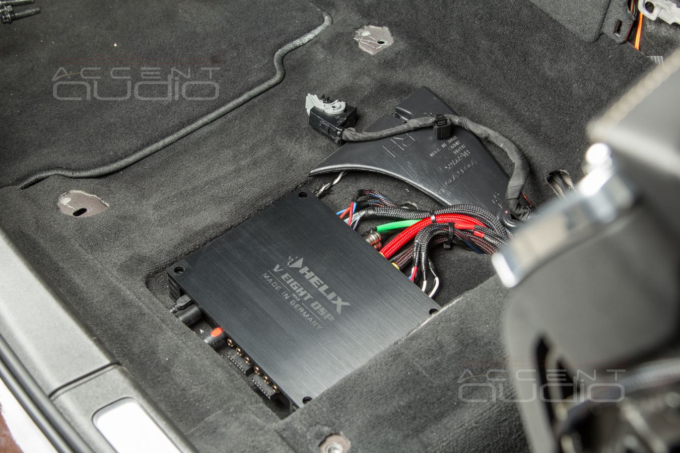 Полностью скрытый монтаж усилителей Helix в Volvo V90 Cross Country