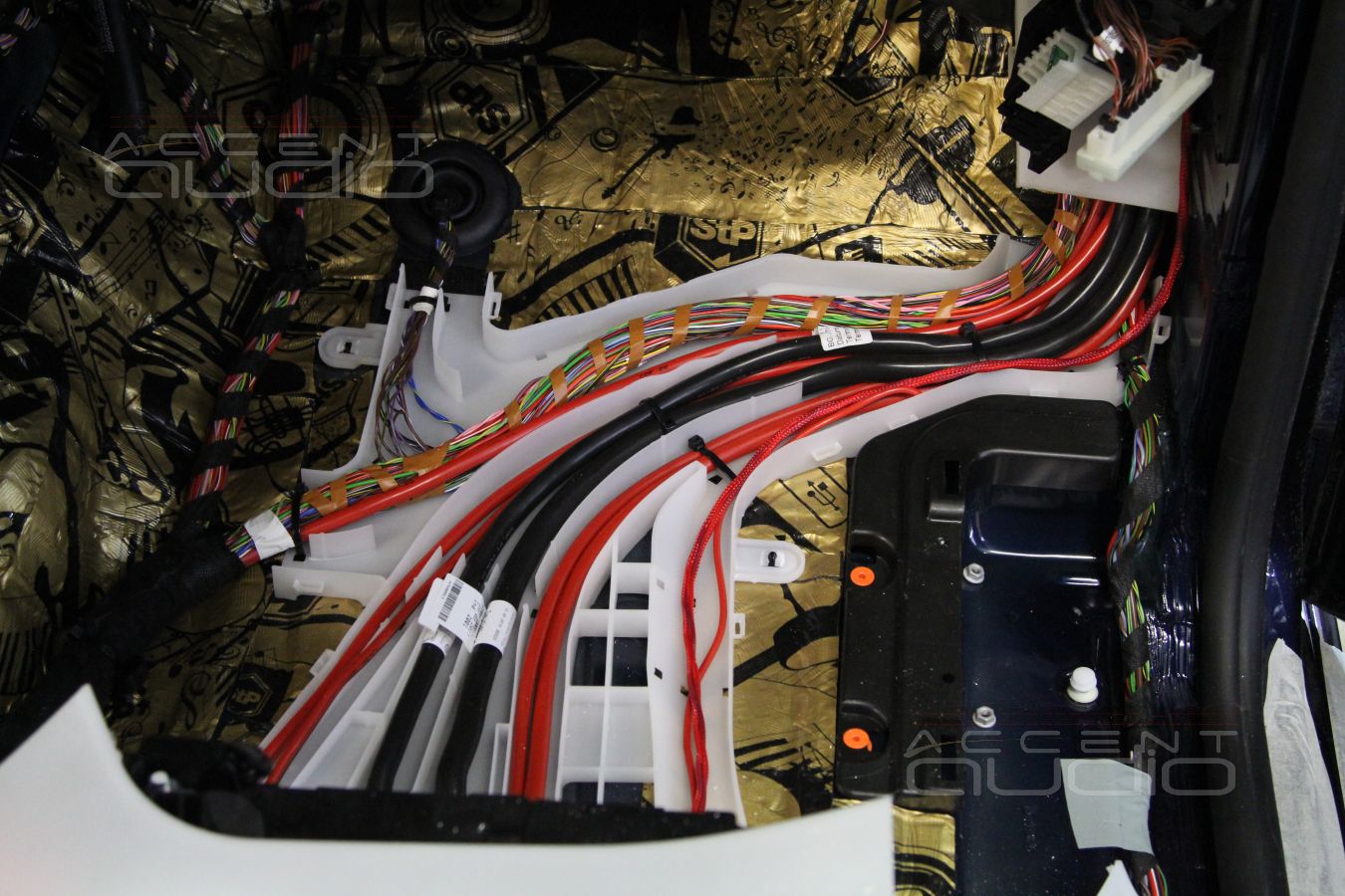 Установка усилителей Helix и Zapco в микроавтобус Mercedes-Benz Vito W447