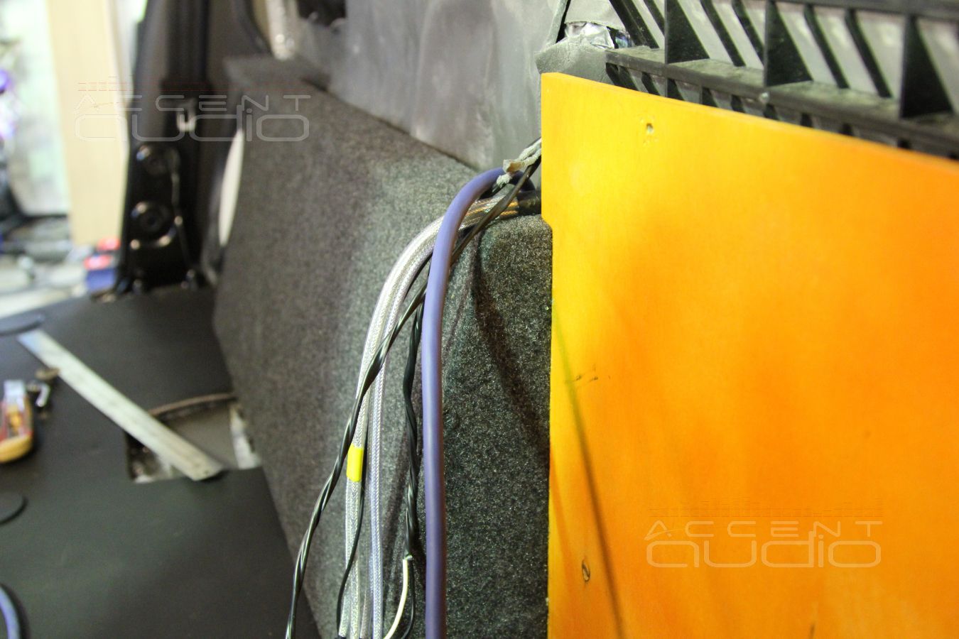 Установка усилителя и сабвуфера в Volkswagen Amarok