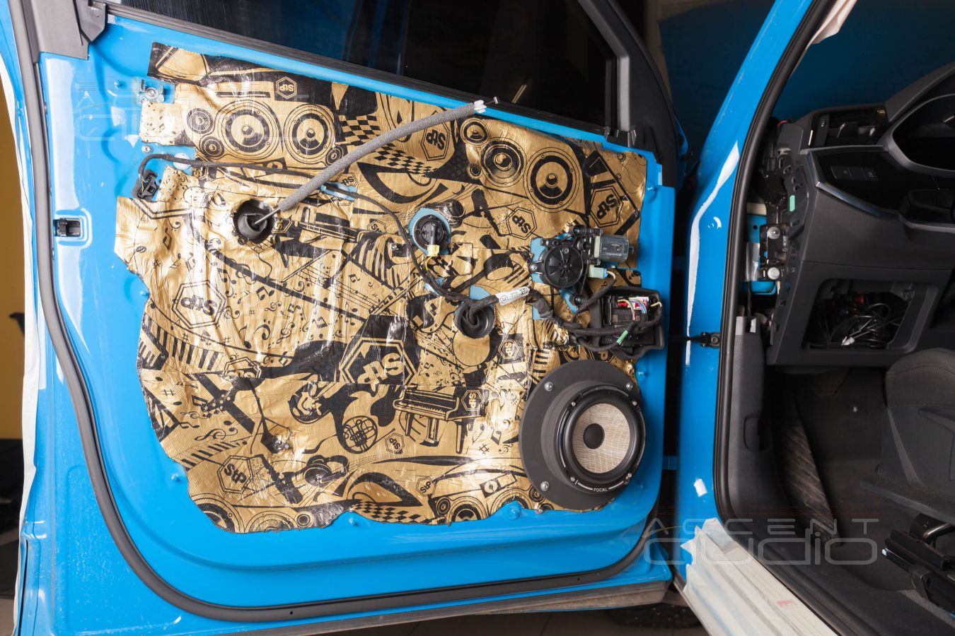 Установка новой акустики в Audi Q3: аудиоподготовка дверей и Focal Flax