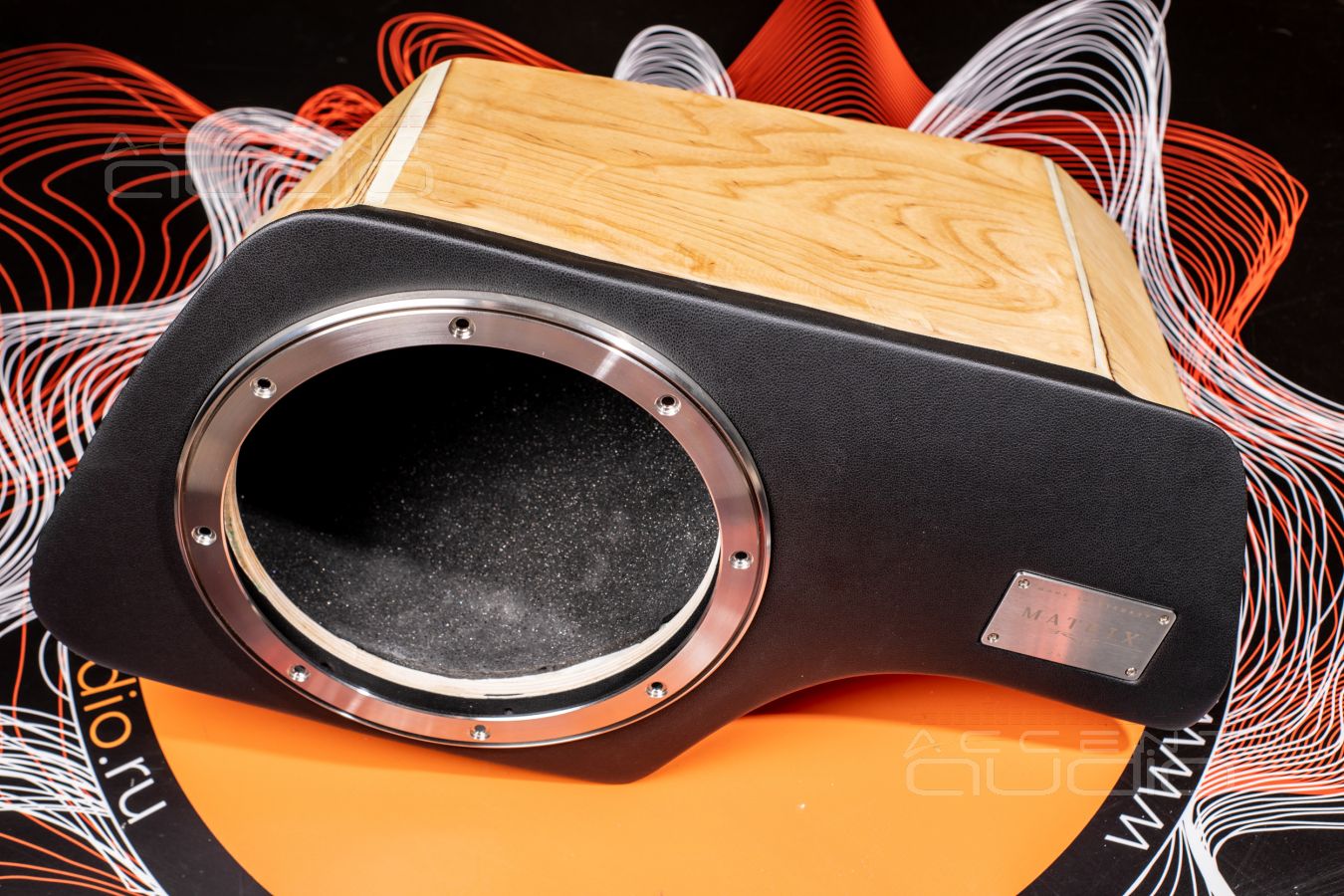 Сабвуфер-стелс для Porsche Cayenne: стильный немецкий бас