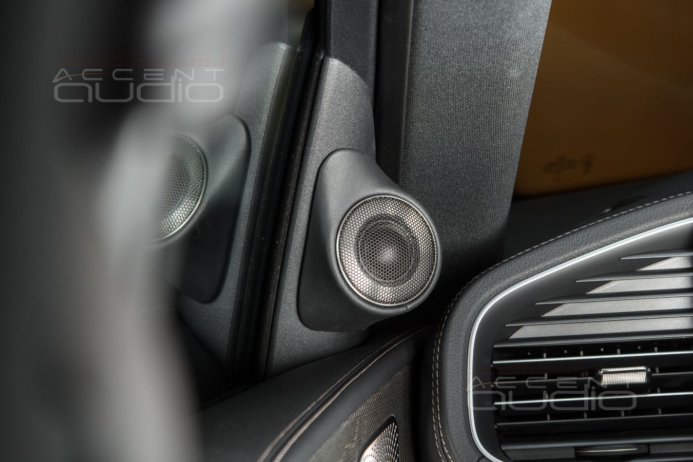 Комплект из двух подиумов для установки высокочастотных излучателей в MB GLE53 AMG 2019-2023.