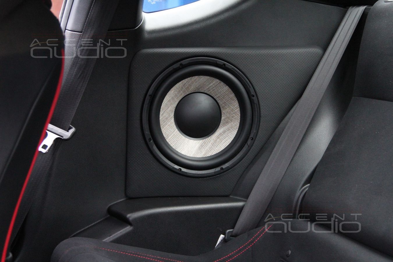 Встроенный сабвуфер в Toyota GT86