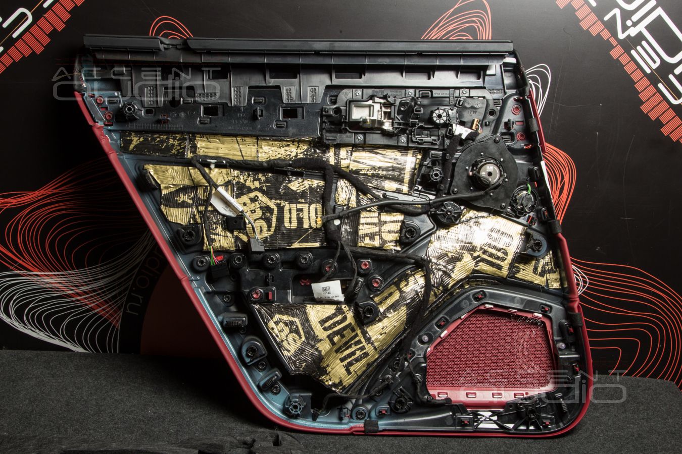 Установка мидбасовых Brax GL6 и аудиоподготовка дверей Porsche Panamera