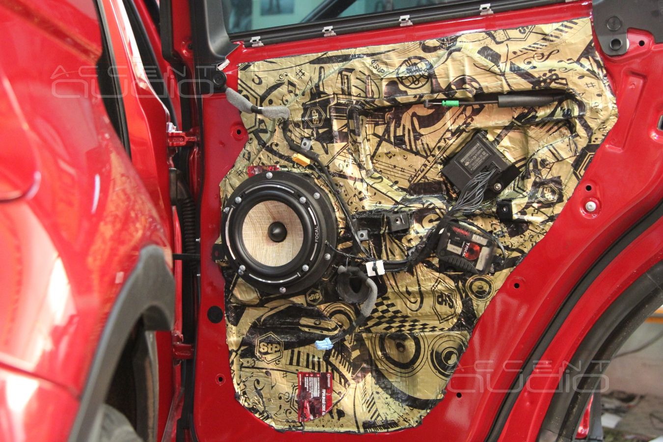 Установка акустики Focal Performance в RangeRover Evoque