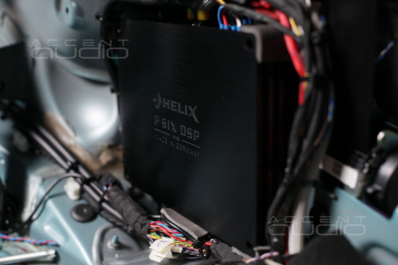 Скрытая установка процессорного усилителя Helix PSix в Mini Cooper S