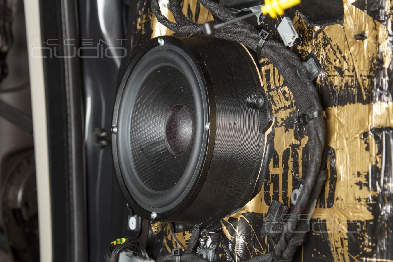 Аудиоподготовка дверей, установка мидбасовых динамиков Brax и SOAudio в Range Rover