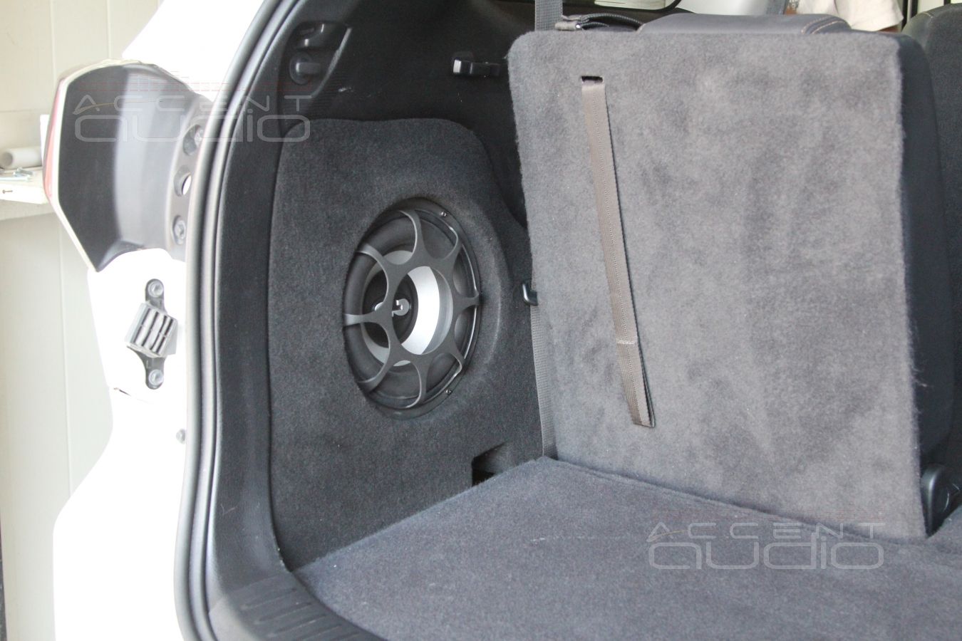 Встроенный сабвуфер в Toyota Highlander