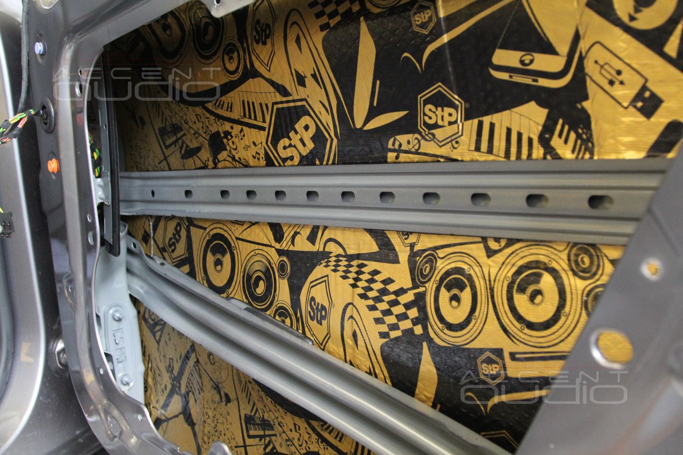 Аудиоподготовка дверей и установка акустики в Mercedes-Benz GLA