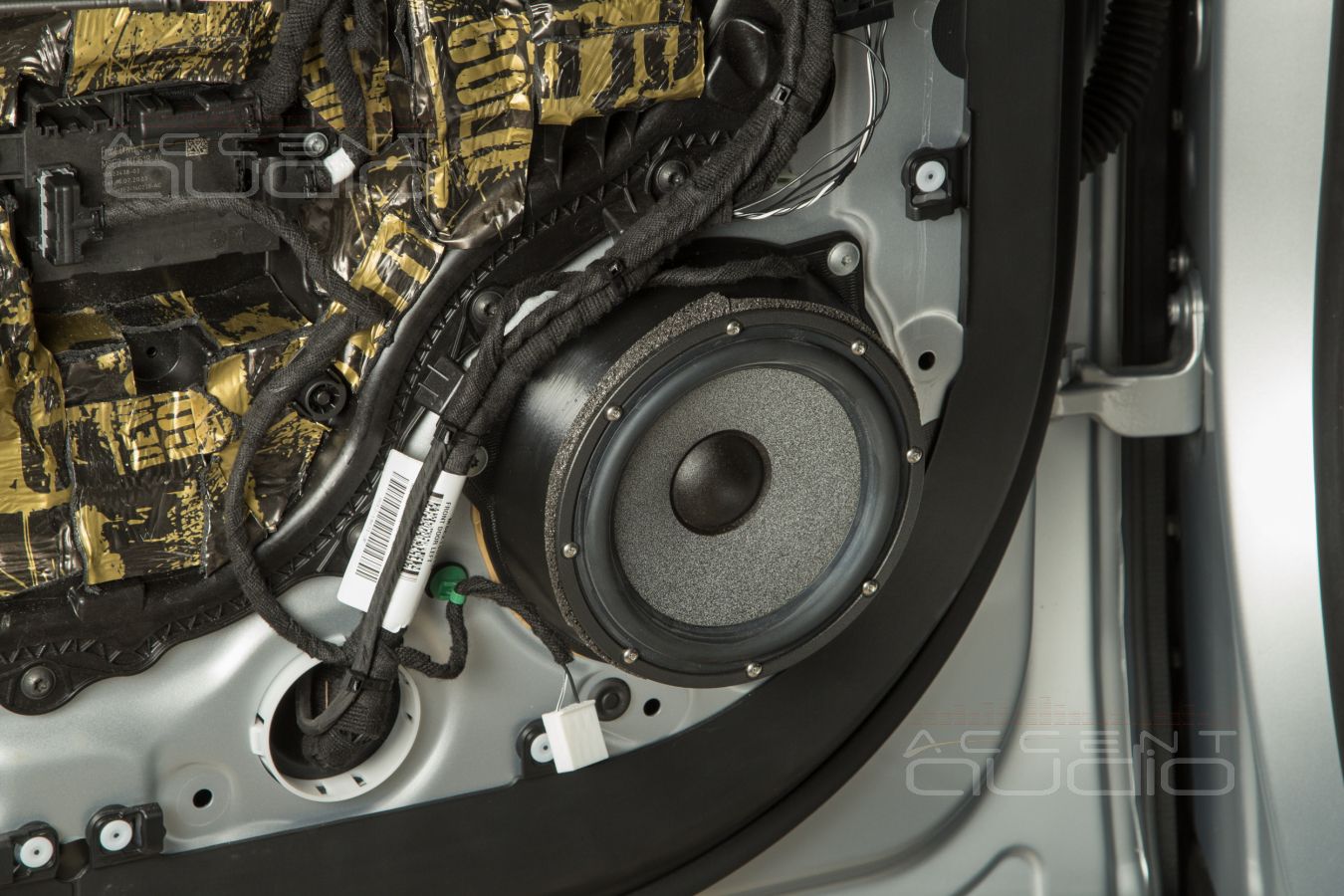 Аудиофильский мидбас Brax GL6 в дверях Range Rover 2024 штатно = домашняя плотность