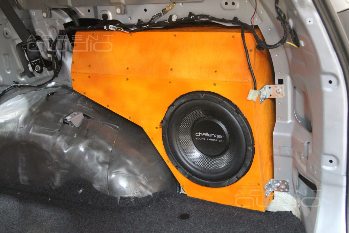 Сабвуфер, встроенный в крыло Mitsubishi Pajero Sport 2013