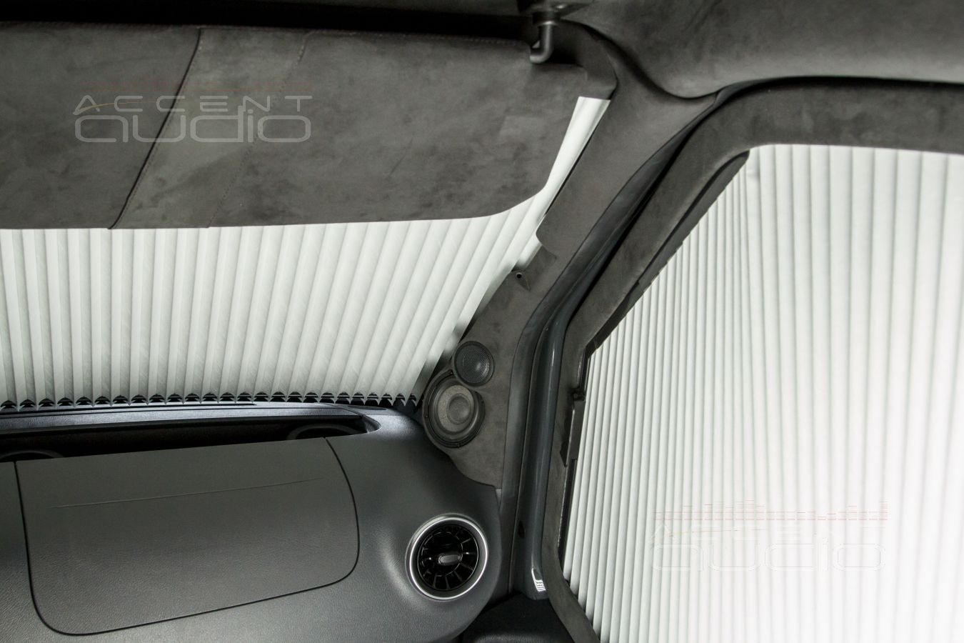 Новый, цельный и строгий дизайн кабины и подиумы под СЧ-ВЧ звено Brax