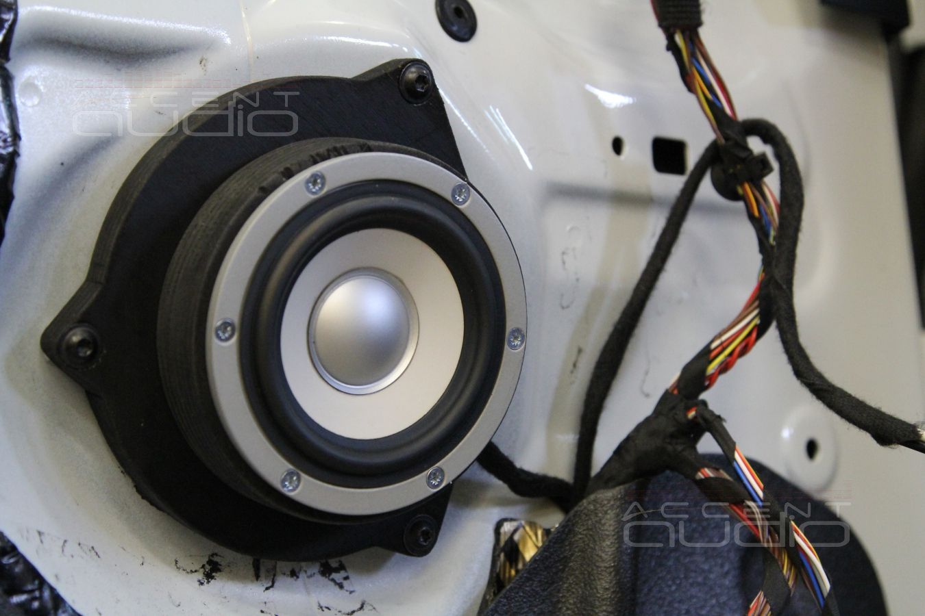 Установка среднечастотных излучателей в BMW X5