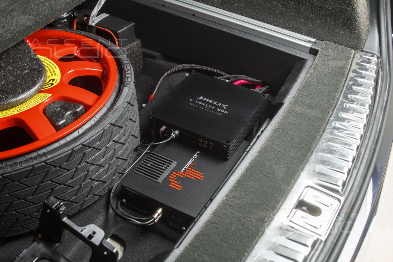 Скрытая интеграция усилителей Helix и Mosconi в Bentley Bentayga