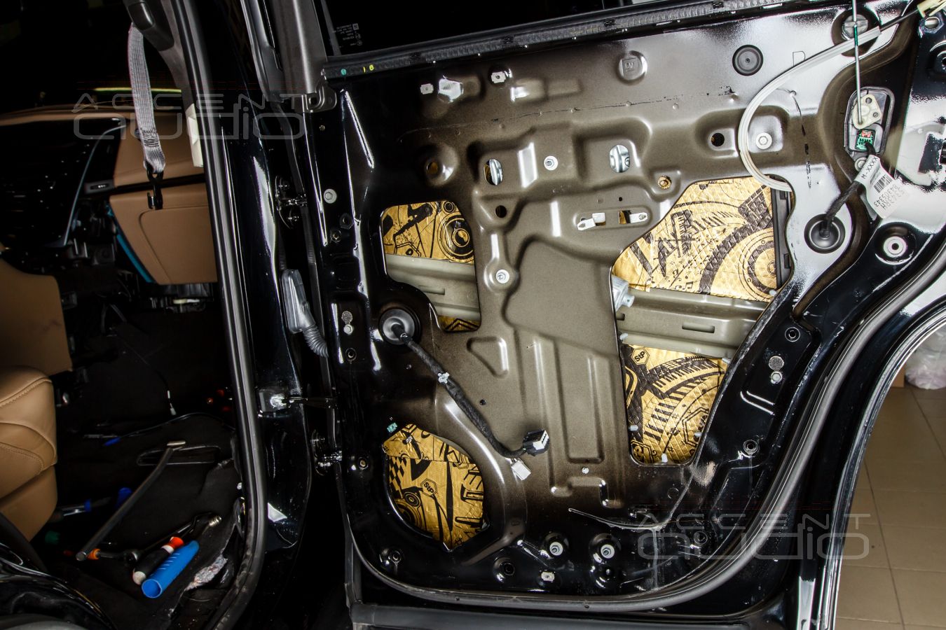 Обычная установка тыловой акустики Helix в Cadillac Escalade