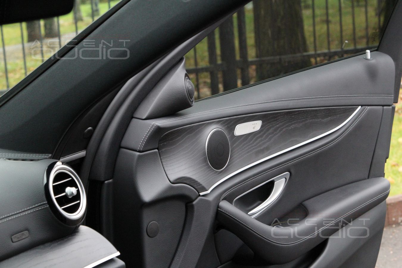 Подиумы под твитеры Eton, которые могли быть спрятаны, но теперь установлены правильно