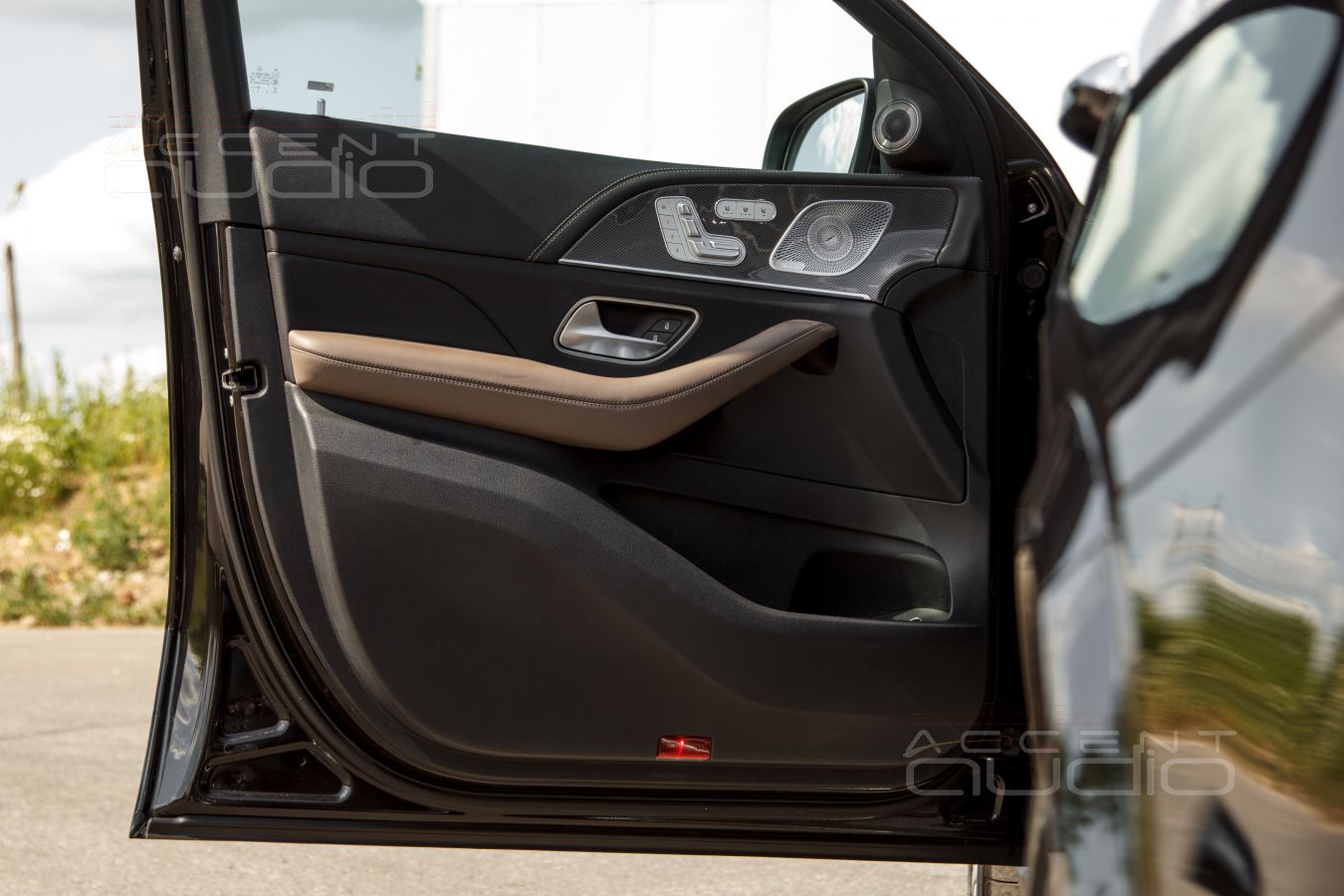 Штатная, скрытая установка среднечастотных динамиков Blam и AMP в Mercedes GLE