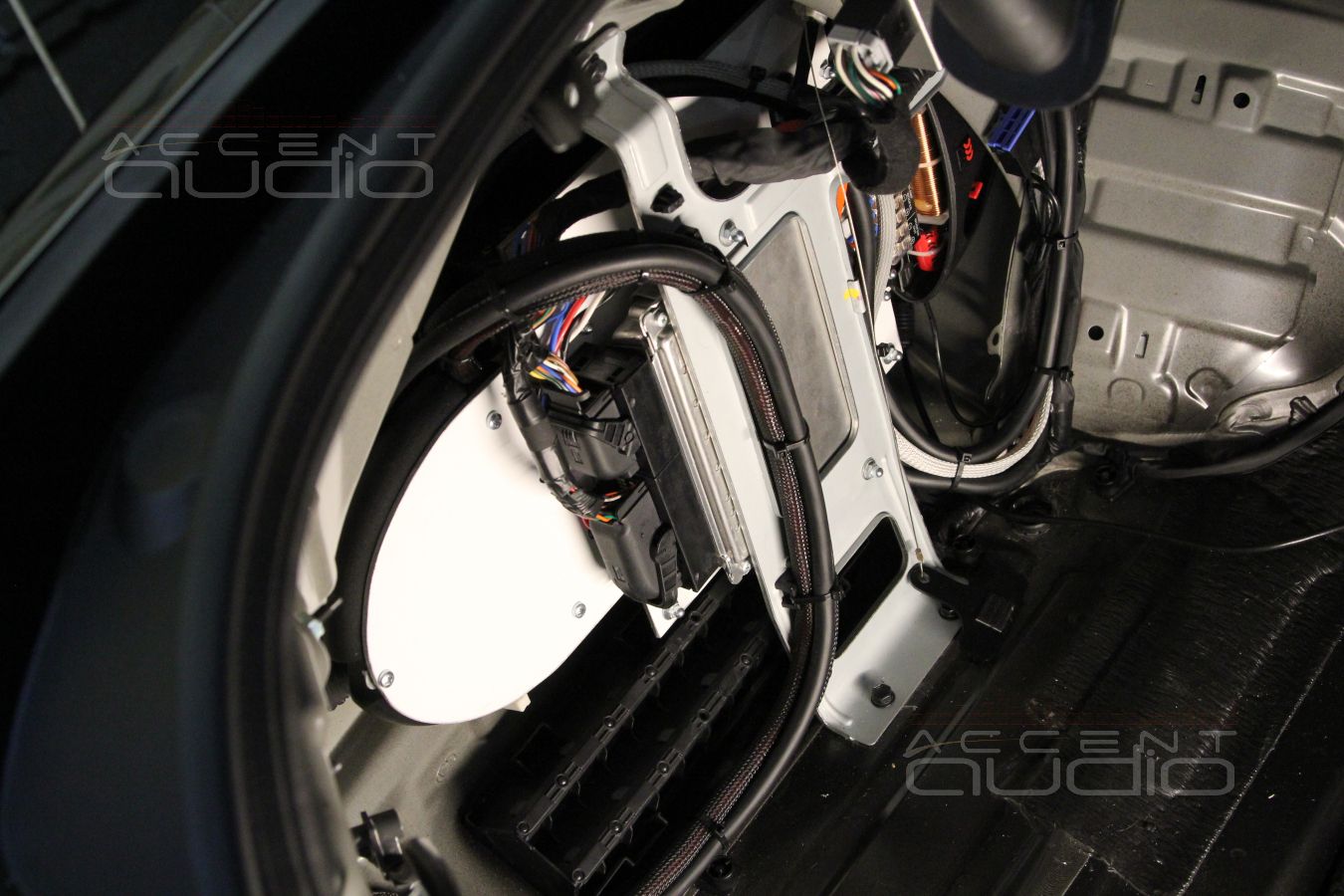 Установка усилителя Zapco ADSP-Z8 IV-8 в Hyundai Genesis