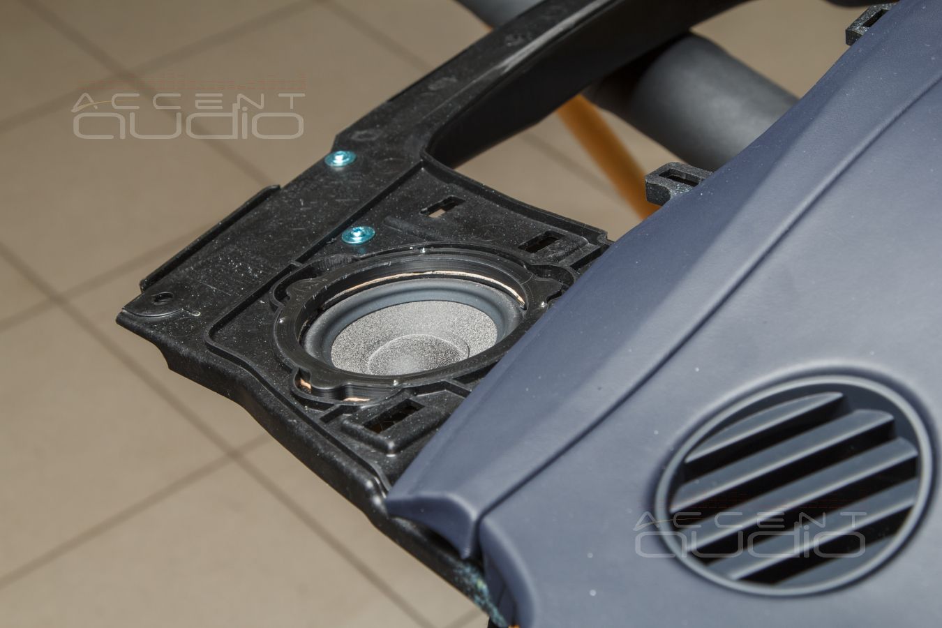 Сложная установка лучших среднечастотных динамиков Brax ML3 в штатные места Bentayga