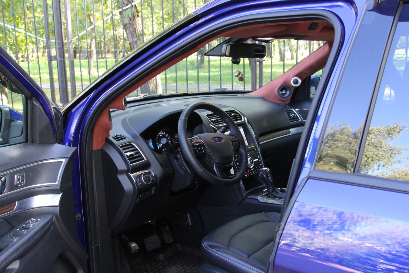 Установка СЧ-ВЧ: подиумы под твитеры и среднечастотные динамики в Ford Explorer