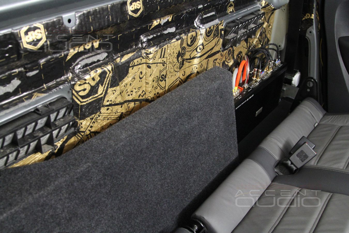 Установка пятиканального усилителя E.O.S AE-4100.1 SE в Volkswagen Amarok