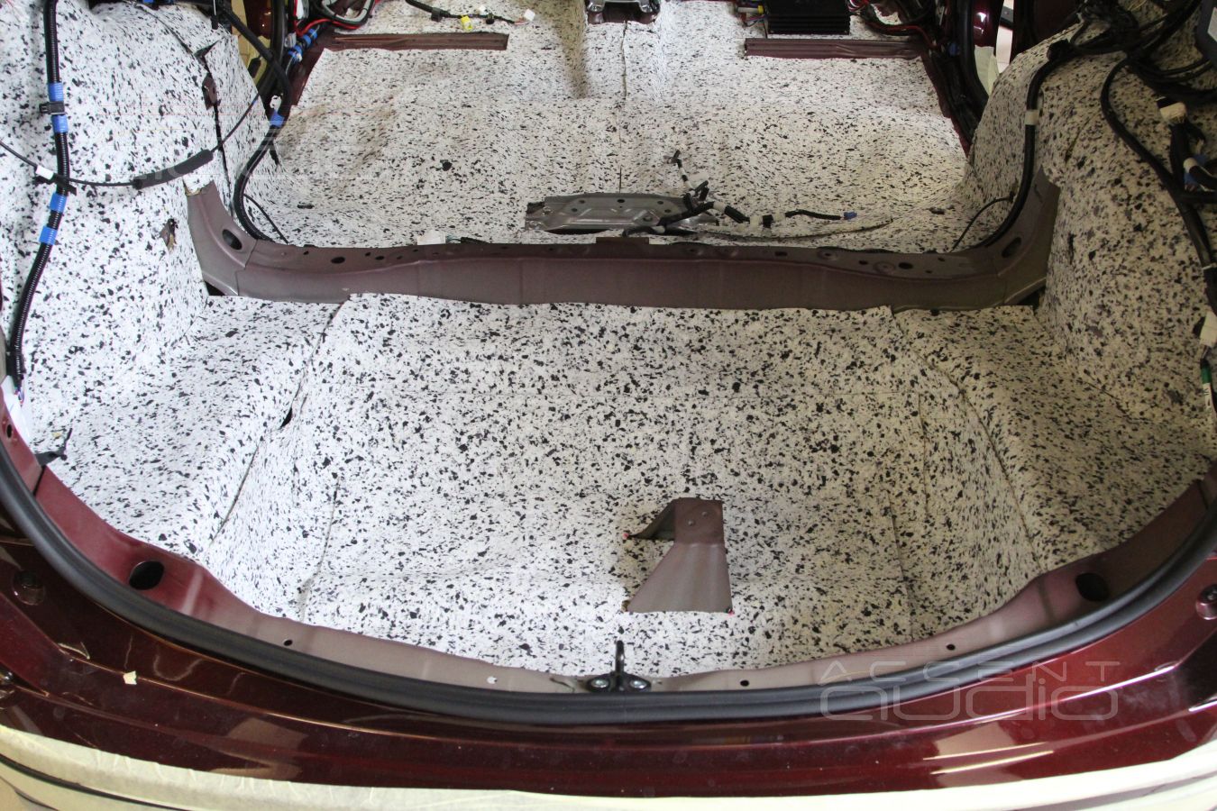 Скрытая установка усилителя Helix Psix и шумоизоляция Toyota Rav4