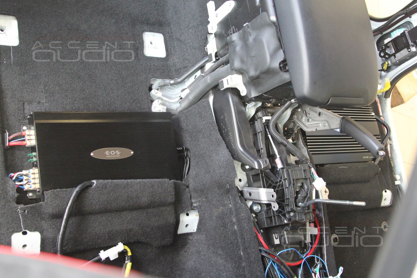 Усилители E.O.S AE-475 LE и E.O.S AE-4100 под сидениями Toyota Prado 150