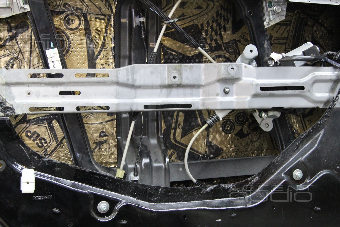 Шумоизоляция дверей Nissan GT-R в 3 слоя