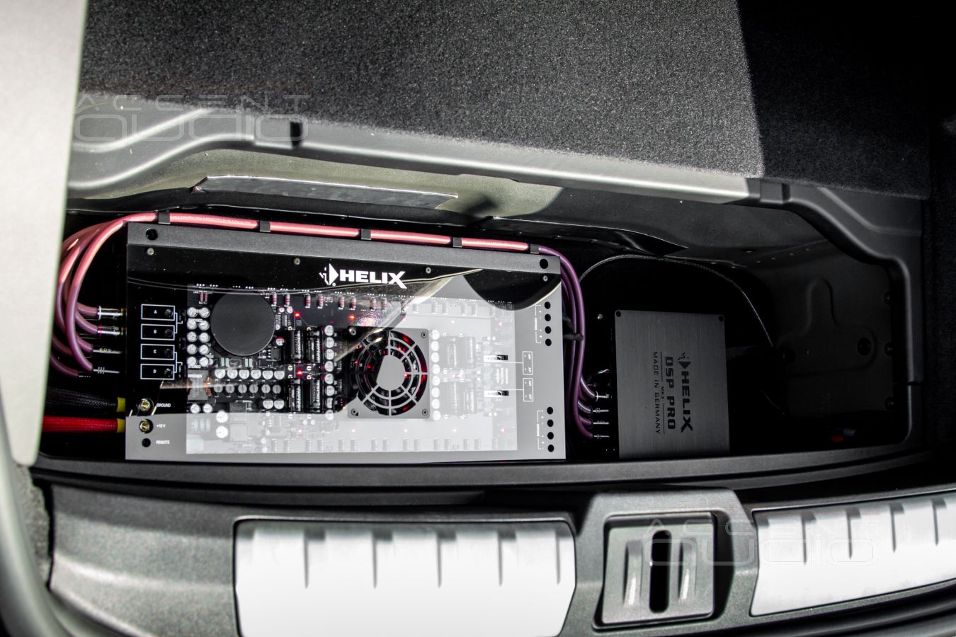 Скрытый монтаж: интеграция усилителей Helix CFour в нише багажного отсека Porsche Taycan