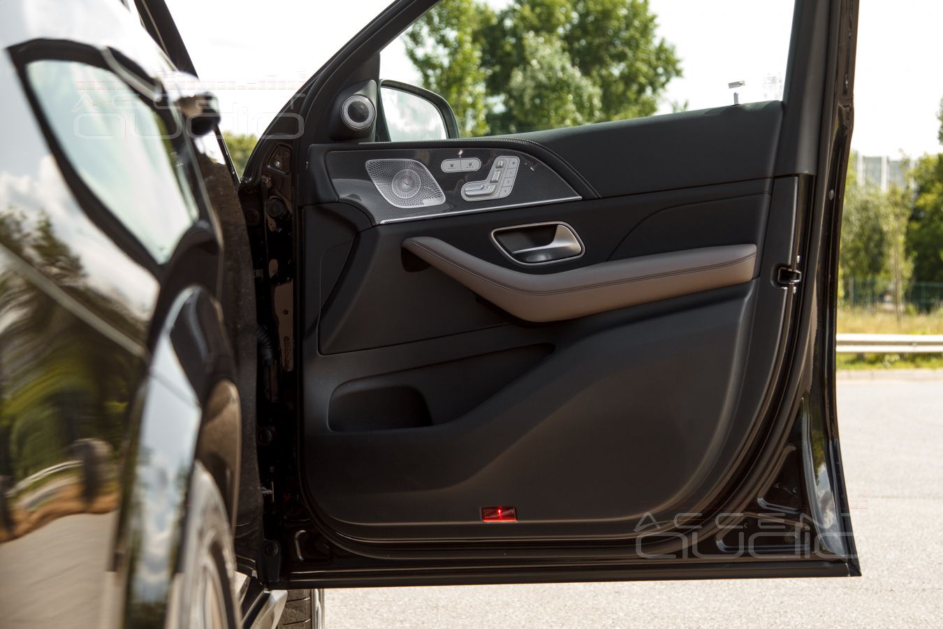 Штатная, скрытая установка среднечастотных динамиков Blam и AMP в Mercedes GLE