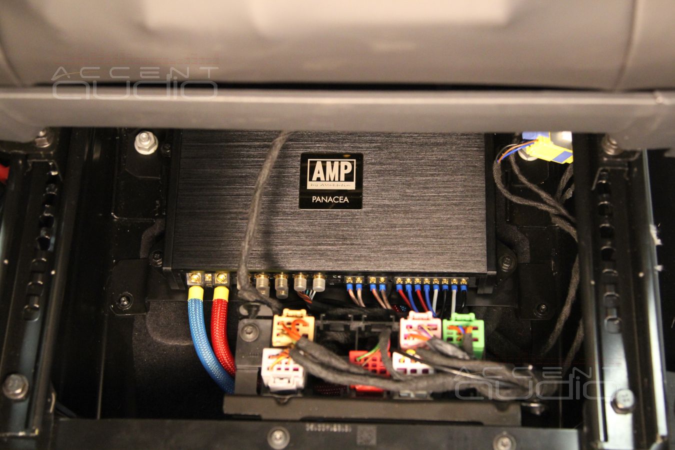 Размещение AMP Panacea в Volkswagen Multivan 