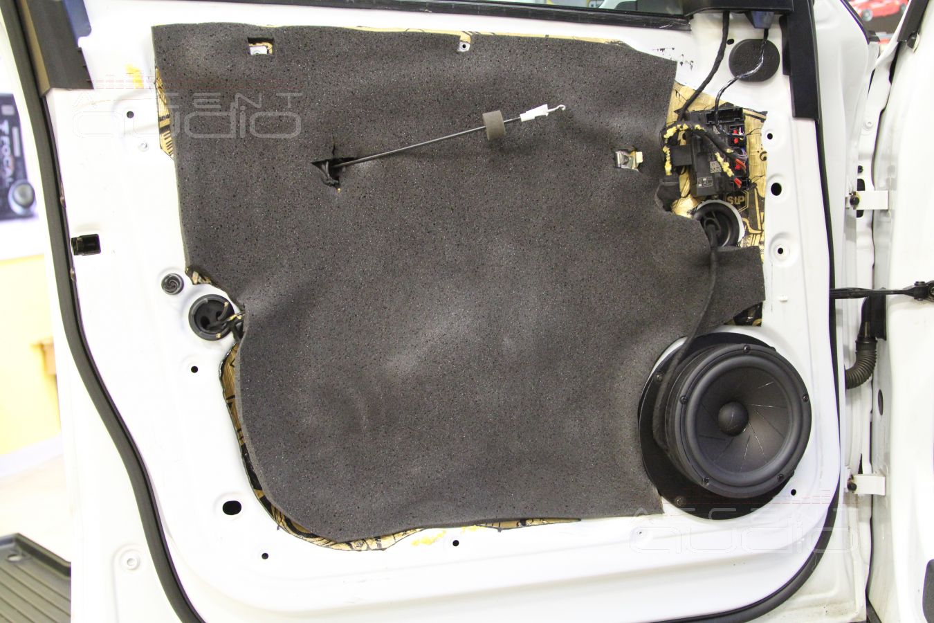 Установка акустики в Audi Q5 – мидбасовые динамики ScanSpeak Revelator