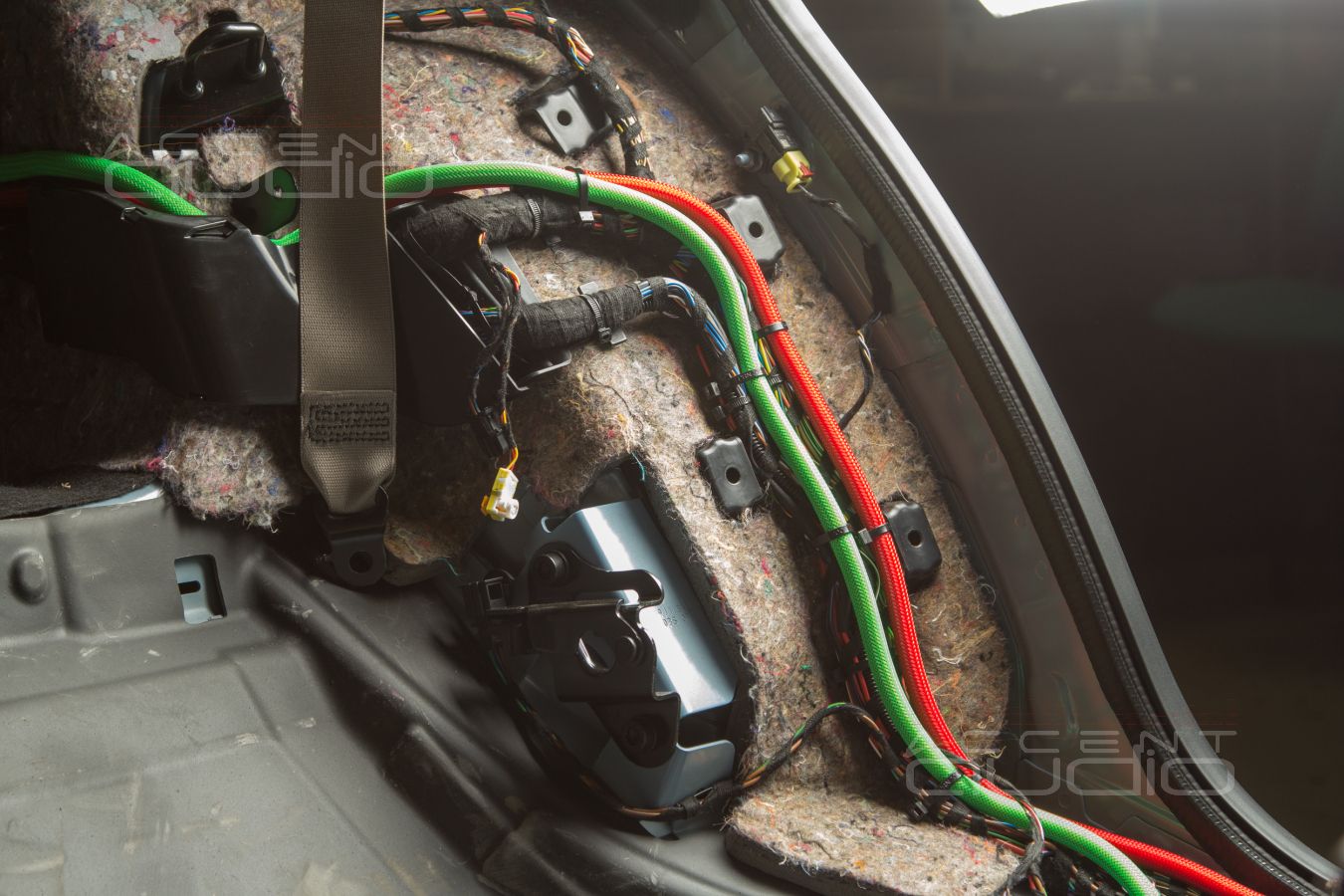 Заводской монтаж процессорного усилителя Helix в Porsche Taycan Turbo S